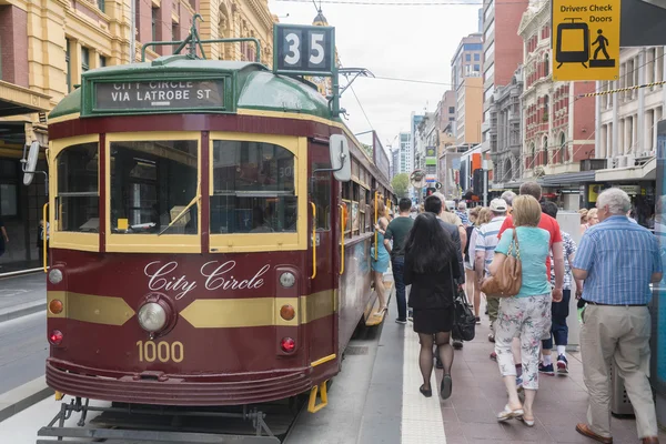 Mensen aan boord een tram in Melbourne — Stockfoto