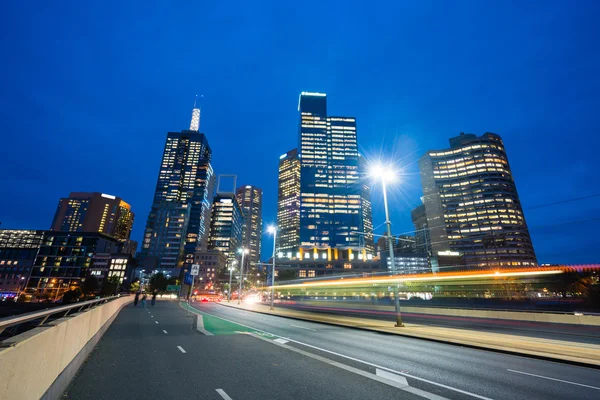 Edifícios modernos e trilhas de trânsito no centro de Melbourne — Fotografia de Stock
