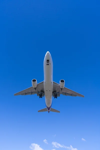 Avião de passageiros a jato aterragem — Fotografia de Stock