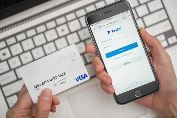 Verwendung von PayPal und Kreditkarte beim Online-Shopping — Stockfoto