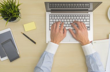 Ofis masasında çalışan bir iş adamı.