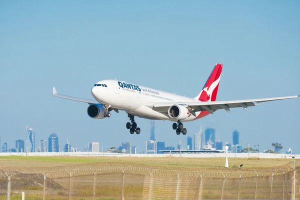 Qantas-Flugzeug landet auf dem Flughafen von Melbourne — Stockfoto