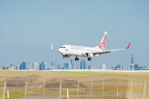 在墨尔本机场降落的维珍澳大利亚飞机 — 图库照片