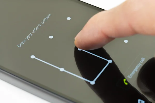 Menggambar pola membuka kunci pada telepon Android — Stok Foto