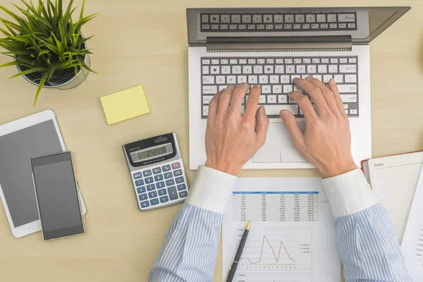 Empresario haciendo cálculo — Foto de Stock