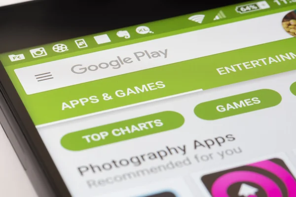 Browsing the Google Play Store on Android smartphone — Stock Photo, Image