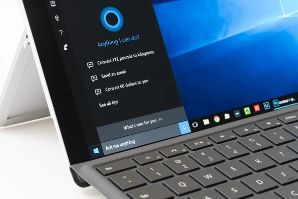 Usando Cortana en Surface Pro 4 — Foto de Stock