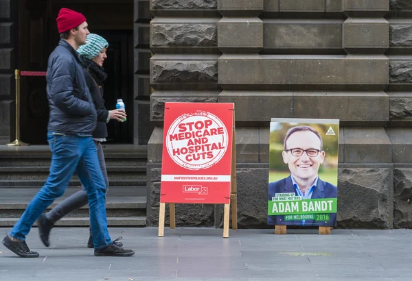 Mensen lopen pass polling plaats in Melbourne tijdens Australische federale verkiezingen 2016 — Stockfoto