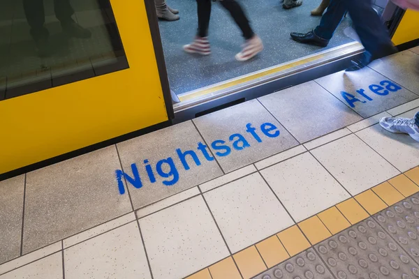 Nightsafe gebied teken op spoor-platform — Stockfoto