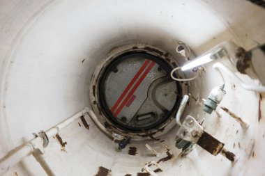 Bir denizaltı kapağı kaçış