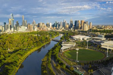 Melbourne 'un gündoğumundaki hava fotoğrafı.