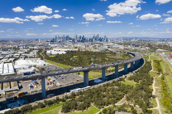 Foto aérea de la autopista conectada al CDB de Melbourne — Foto de Stock