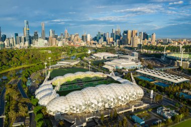 Melbourne spor merkezlerinin ve CBD 'nin güneş doğarken çekilmiş fotoğrafı.