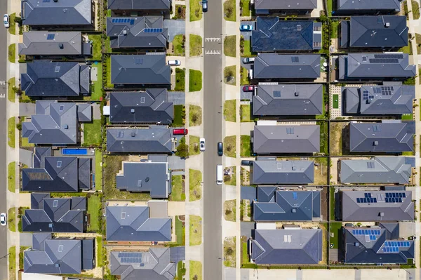 Foto aérea de arriba hacia abajo de casas contemporáneas en un suburbio en Melbourne — Foto de Stock