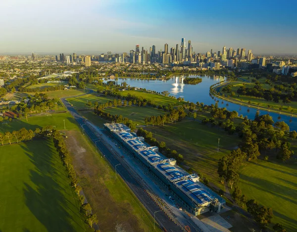 Güneş doğarken güzel park ve Melbourne CBD 'nin havadan çekilmiş fotoğrafı. — Stok fotoğraf
