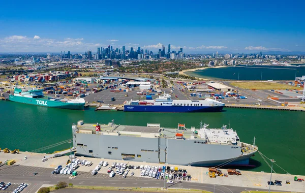 Foto aerea del terminal cargo e Melbourne CBD — Foto Stock