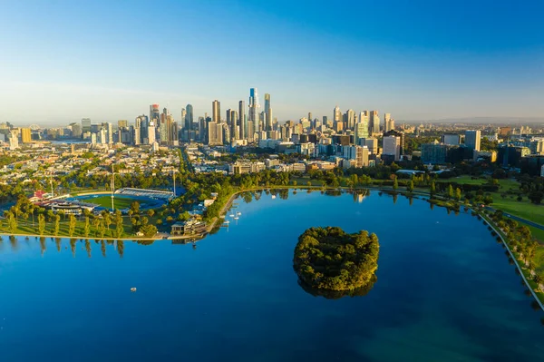 Foto aérea del hermoso parque y del CDB de Melbourne al amanecer — Foto de Stock