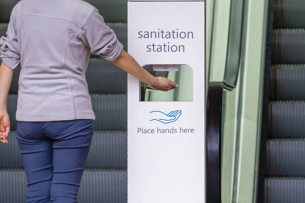 Close View Woman Sanitizing Her Hands Sanitation Station Shopping Mall — Stock Photo, Image