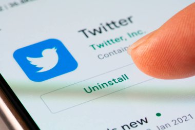 Akıllı telefondan Twitter uygulamasını kaldırma görüntüsü