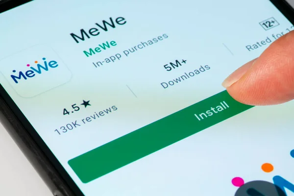 Крупный план установки приложения MeWe на смартфон — стоковое фото