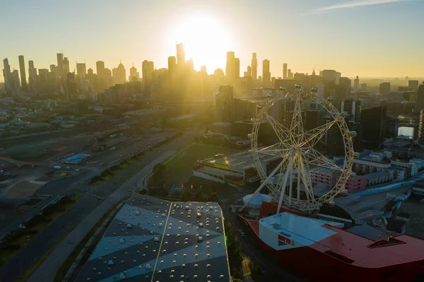 Foto aérea de la noria y el CDB de Melbourne al amanecer — Foto de Stock