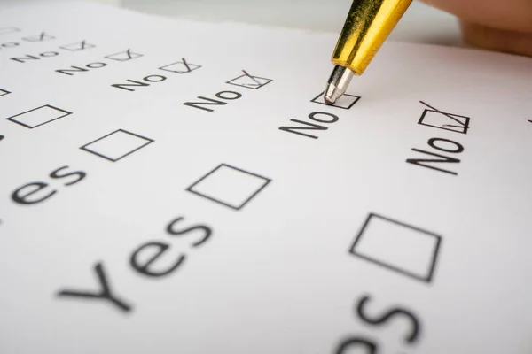 Completing a questionnaire with yes or no questions — Stock Photo, Image