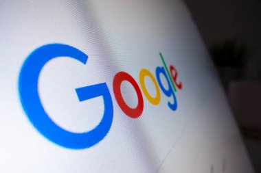 Chrome tarayıcısında çalışan bir bilgisayardaki Google logosunun makro görüntüsü