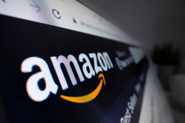 Web sitesinde Amazon logosunun yakın görüntüsü