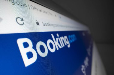 Web sitesindeki Booking.com logosunun yakın görüntüsü