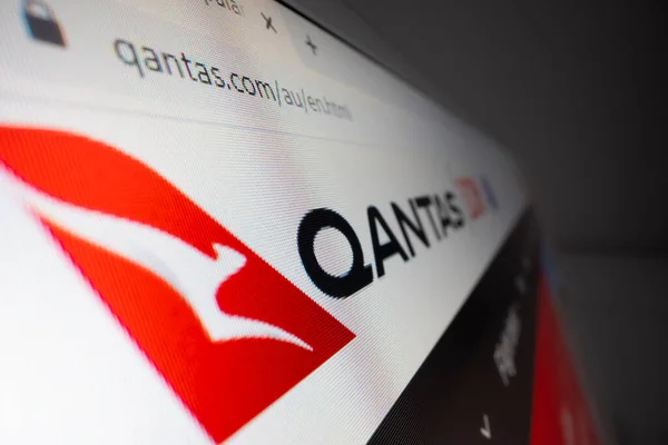 Tampilan close-up logo Qantas pada situs webnya — Stok Foto