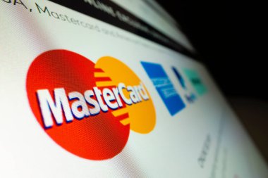 Çevrimiçi alışveriş sitesindeki MasterCard logosunun yakın görüntüsü