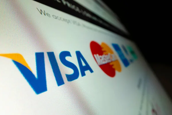 Vista de cerca del logotipo de Visa en el sitio web de compras en línea — Foto de Stock