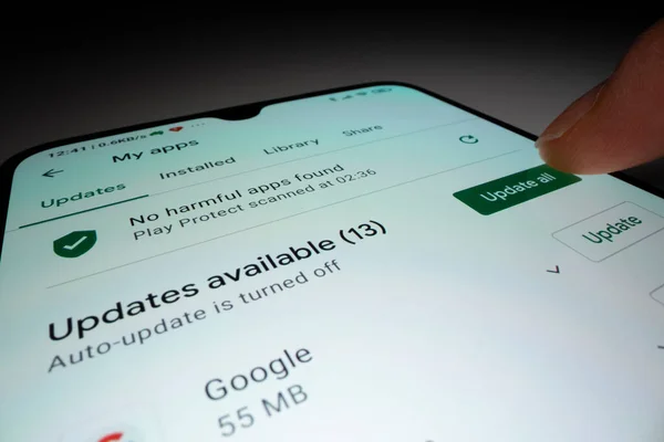 Widok z bliska aktualizacji aplikacji na smartfonie w Sklepie Google Play — Zdjęcie stockowe