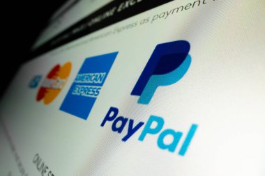 Çevrimiçi alışveriş sitesinde Paypal logosunun yakın görüntüsü