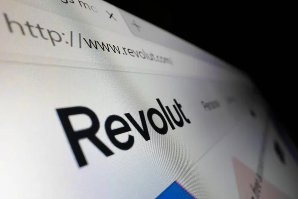 Вид на логотип "Revolut" на сайт — стокове фото