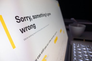 Melbourne, Avustralya - 17 Haziran 2021: Bankacılık web sitesi kesintisinin yakın görüntüsü, makro prob lensleriyle çekildi
