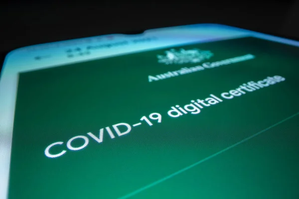 メルボルン オーストラリア 8月24 2021 スマートフォン上のオーストラリアのCovid 19デジタル証明書のクローズアップビュー ロイヤリティフリーのストック写真