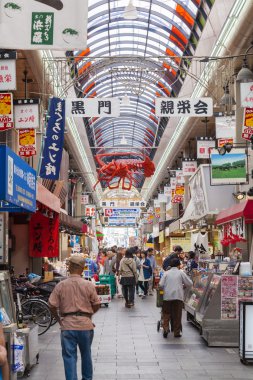 İnsanlar Japonya'nın Osaka Kuromon pazarda alışveriş
