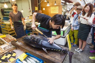 Japonya'nın Osaka Kuromon pazarında bir dev orkinos kesme