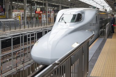 Shinkansen hızlı bir tren istasyonunda gelen tren