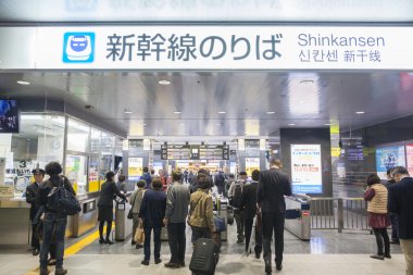 Bir tren istasyonunda bilet gates geçmekte commuters