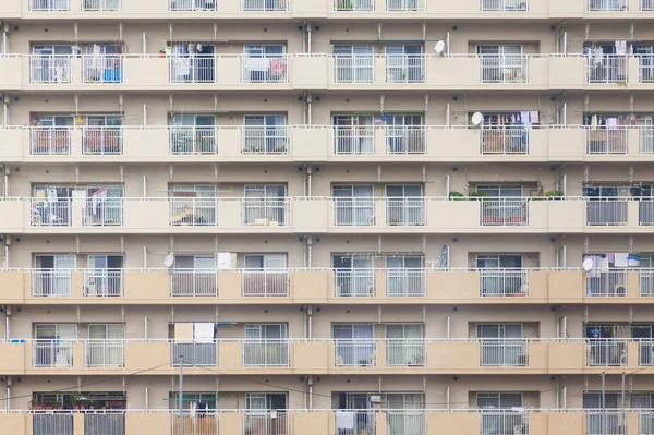 Fachada de um prédio de apartamentos no Japão — Fotografia de Stock