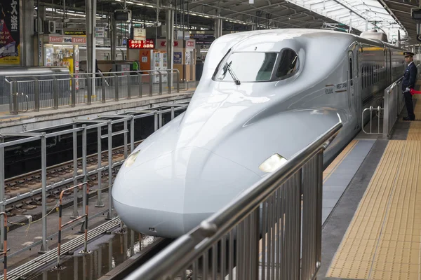 Comboio bala Shinkansen chegando a uma estação de trem — Fotografia de Stock