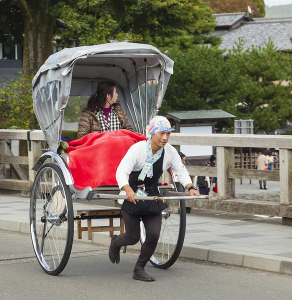 骑着一辆黄包车在京都，日本的旅游 — 图库照片