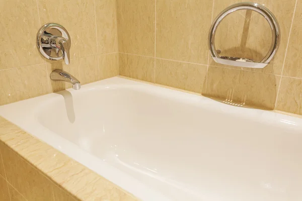 A luxus szállodai szobában fürdőkád — Stock Fotó