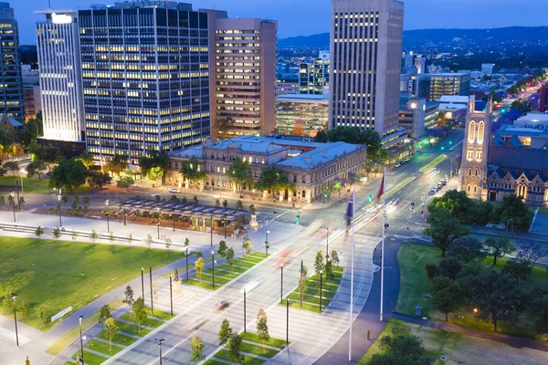 Vista do centro da cidade em Adelaide no crepúsculo — Fotografia de Stock