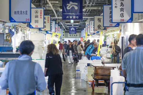 Gente comprando en un mercado de alimentos frescos en Osaka, Japón —  Fotos de Stock