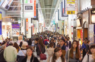 N Shinsaibashi alışveriş caddesi Dotonbori gelen turist