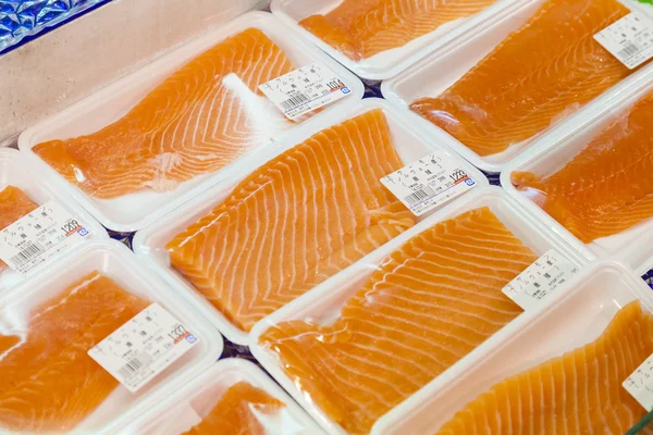 Sashimi till salu i en fiskmarknad — Stockfoto