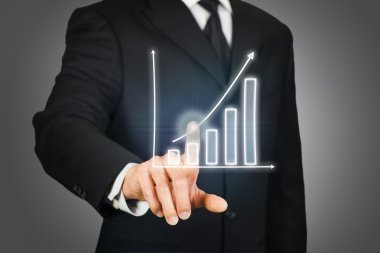 Yükselen bir grafik üzerinde tıklayarak iş adamı